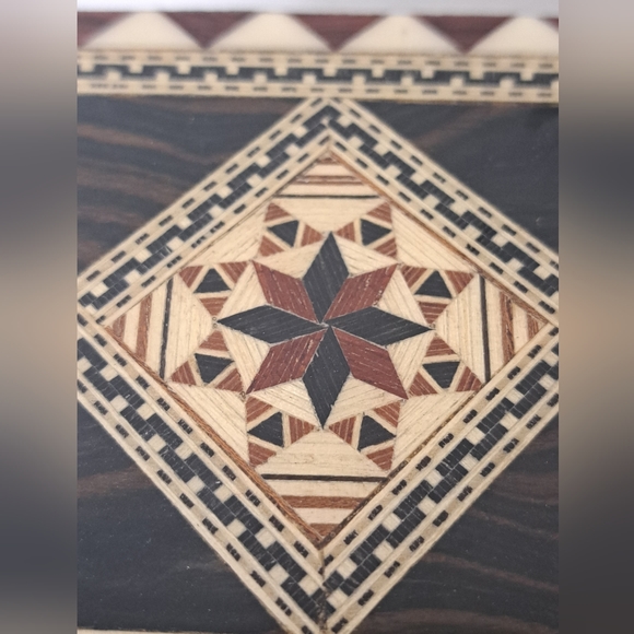Vintage Wooden Lidded Trinket Box with Inlaid Marquetry in Geometric Design - Picture 6 of 7